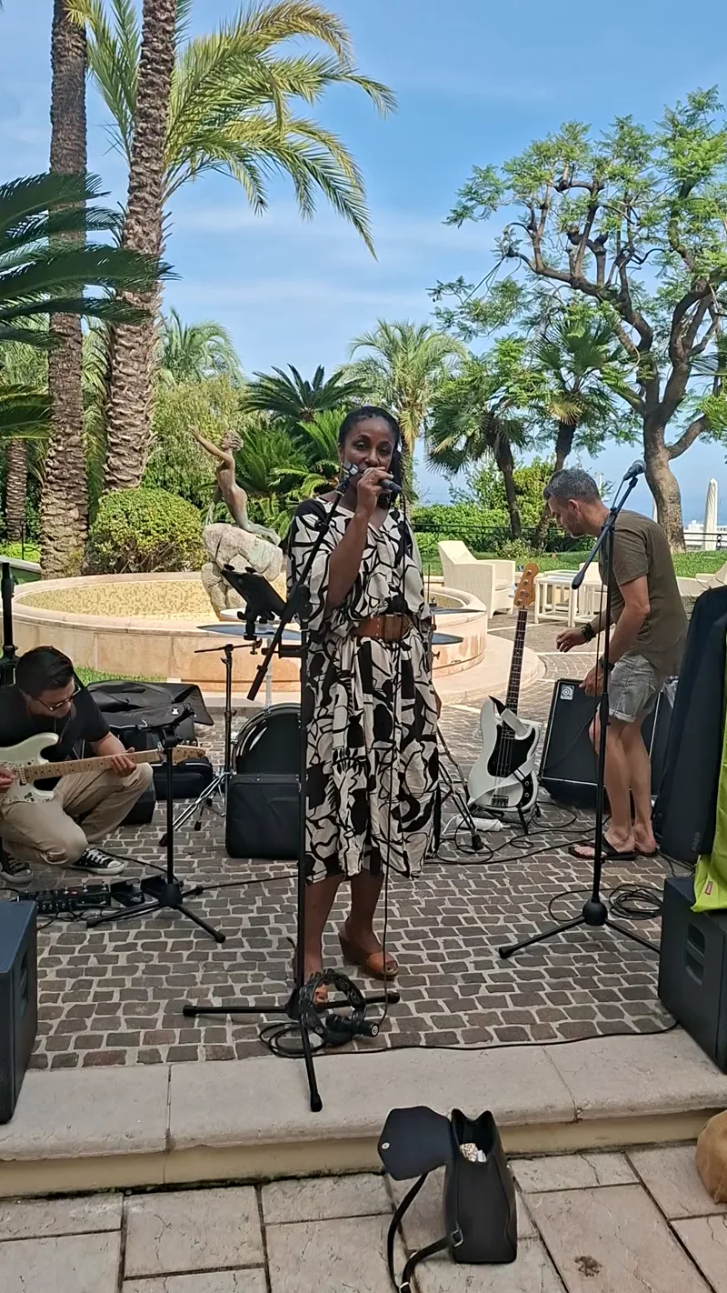 Chanteuse accompagnée de musiciens pendant le vin d'honneur d'un mariage sur la Côte d'Azur