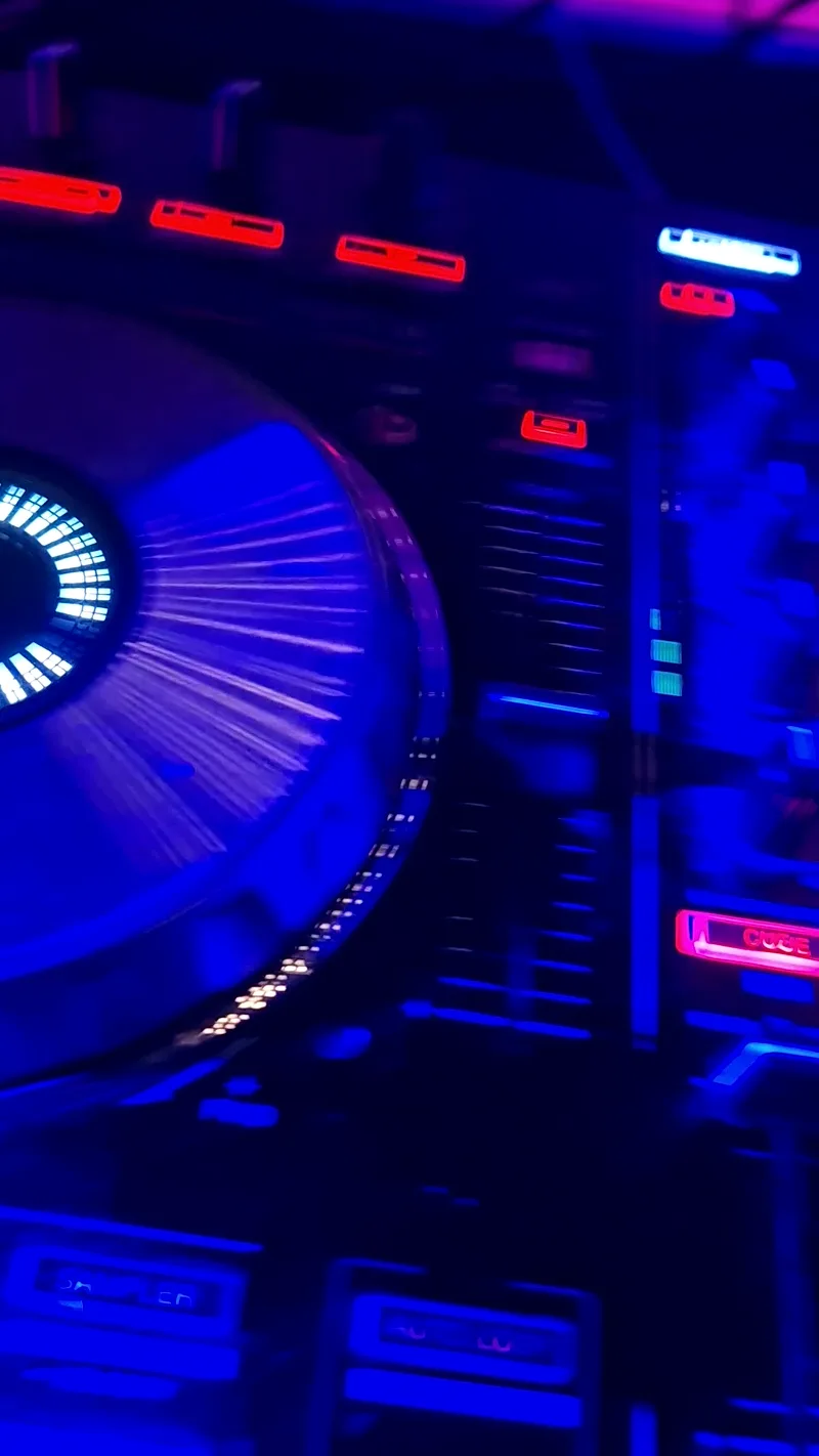 Gros plan du contrôleur DJ et de ses lumières pendant une soirée dansante