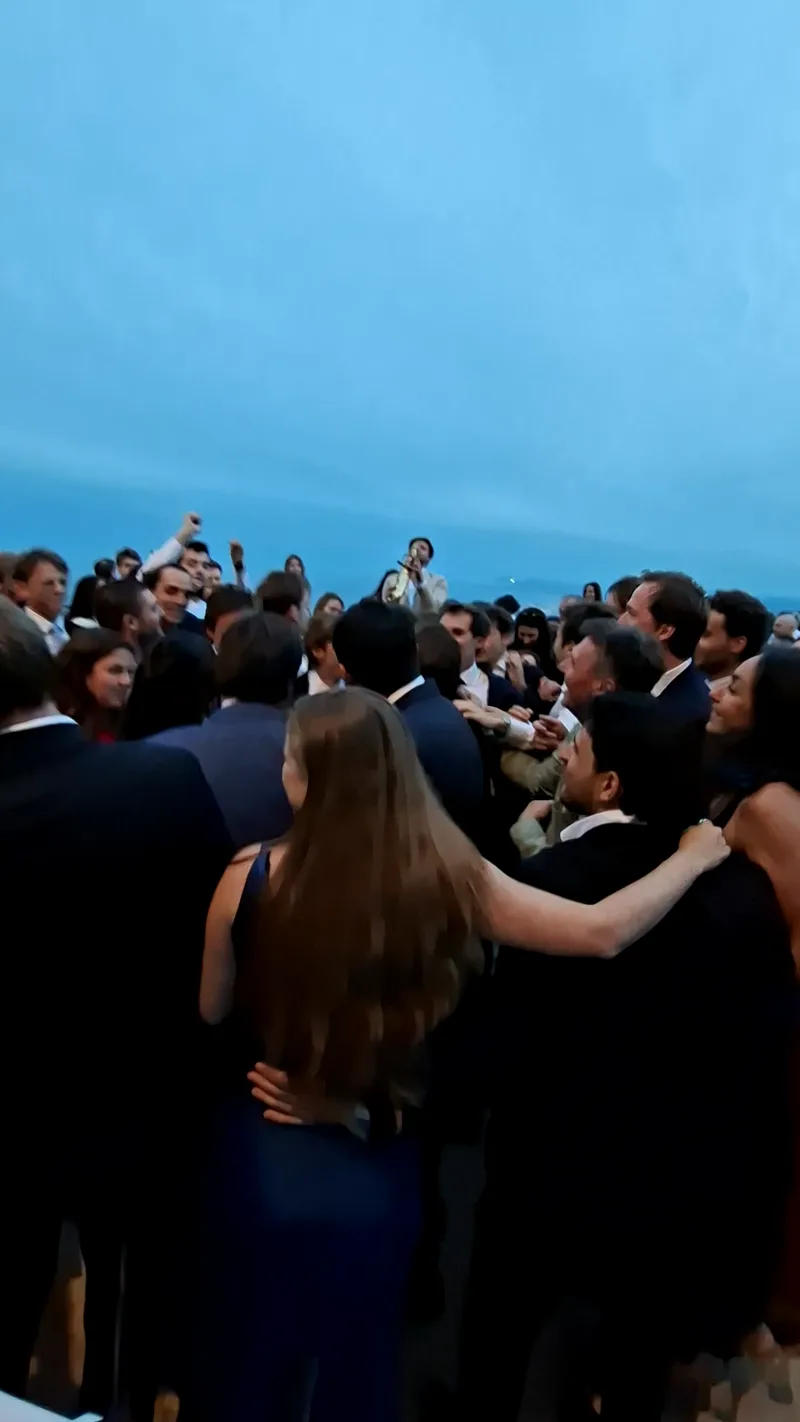 Couple d'invités dansant face à la mer pendant la soirée d'un mariage en Provence
