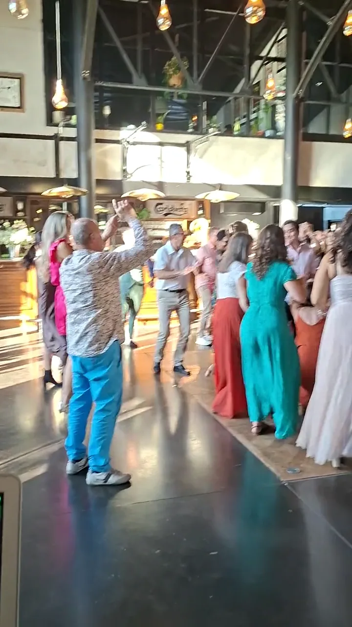 Piste de danse de jour dans une salle de mariage à verrière