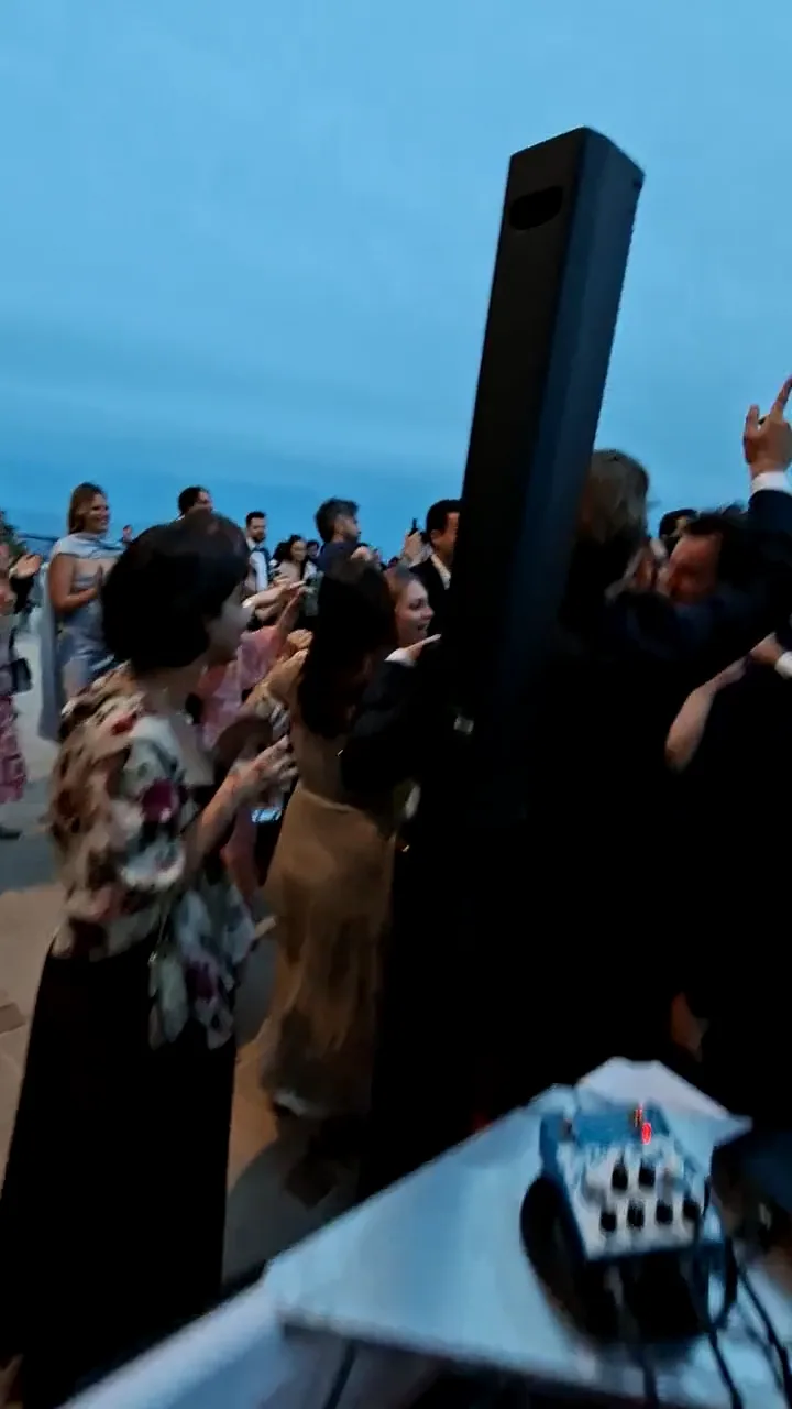 Danse au crépuscule pendant la soirée d'un mariage en extérieur