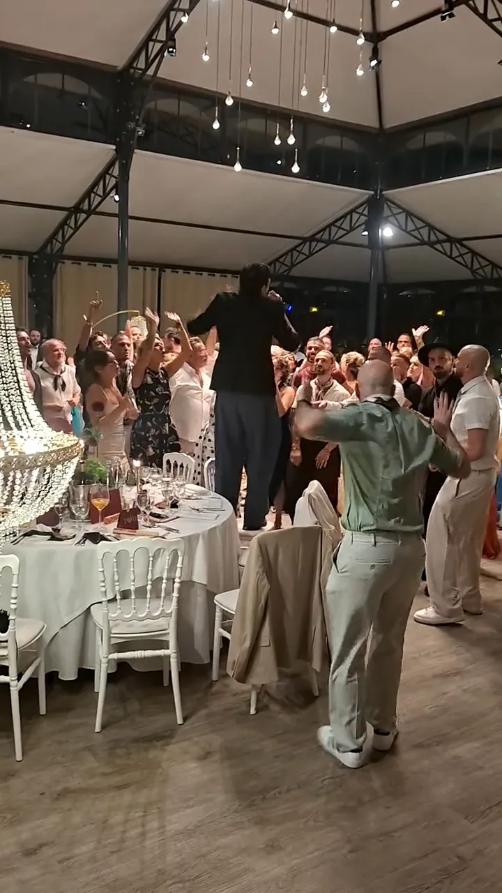 Soirée de mariage sous les lustres, la foule debout sur la piste