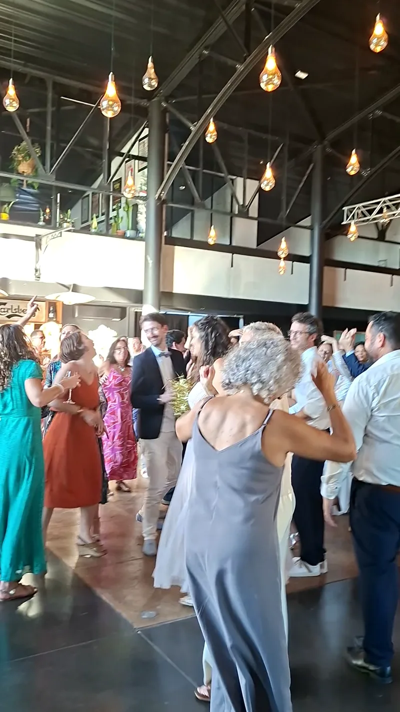 Invités dansant en journée dans la salle de réception d'un mariage dans le Var